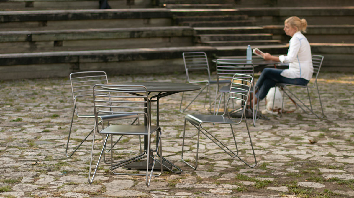 kontur table and chairs