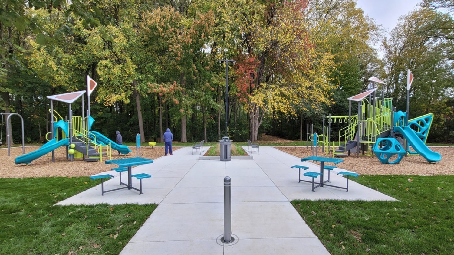 400 Cluster Seating with benches and trash at park