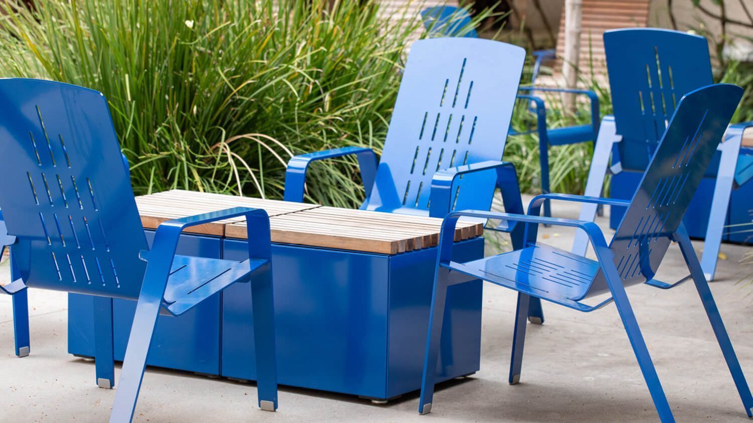 Blue powdercoat ALUM lounge chairs in Empire pattern with Pixel tables on university patio